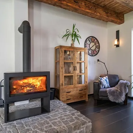 Beautiful With Spacious Villa Lesany (Benesov)